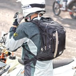Kriega Motorrad Rucksack R15 Trinkwasserkompatibel Leicht Mit Hüftgurt Und Quadloc-Gurt-System 15 Liter -Motorradbekleidungsgeschäft kriega r15 backpack rees