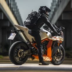 Kriega Motorrad Rucksack R35 Trinkwasserkompatibel Leicht Hüftgurt Quadloc-Gurt-System 35 Liter -Motorradbekleidungsgeschäft kriega r35 lifestyle4