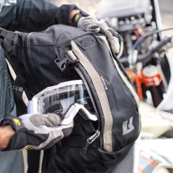 Kriega Motorrad Rucksack R15 Trinkwasserkompatibel Leicht Mit Hüftgurt Und Quadloc-Gurt-System 15 Liter -Motorradbekleidungsgeschäft static1.squarespace