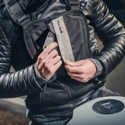 Kriega Motorrad Rucksack R35 Trinkwasserkompatibel Leicht Hüftgurt Quadloc-Gurt-System 35 Liter -Motorradbekleidungsgeschäft static1.squarespace 1